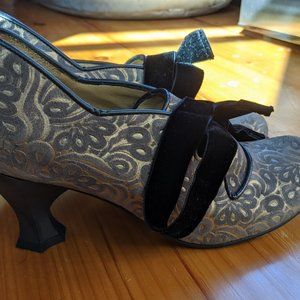 Fluevog - Black and Gold Elisabetta, 10.5